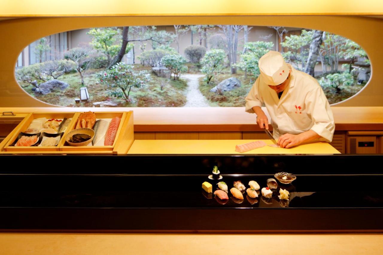 金泽日航酒店 外观 照片 A sushi chef at work