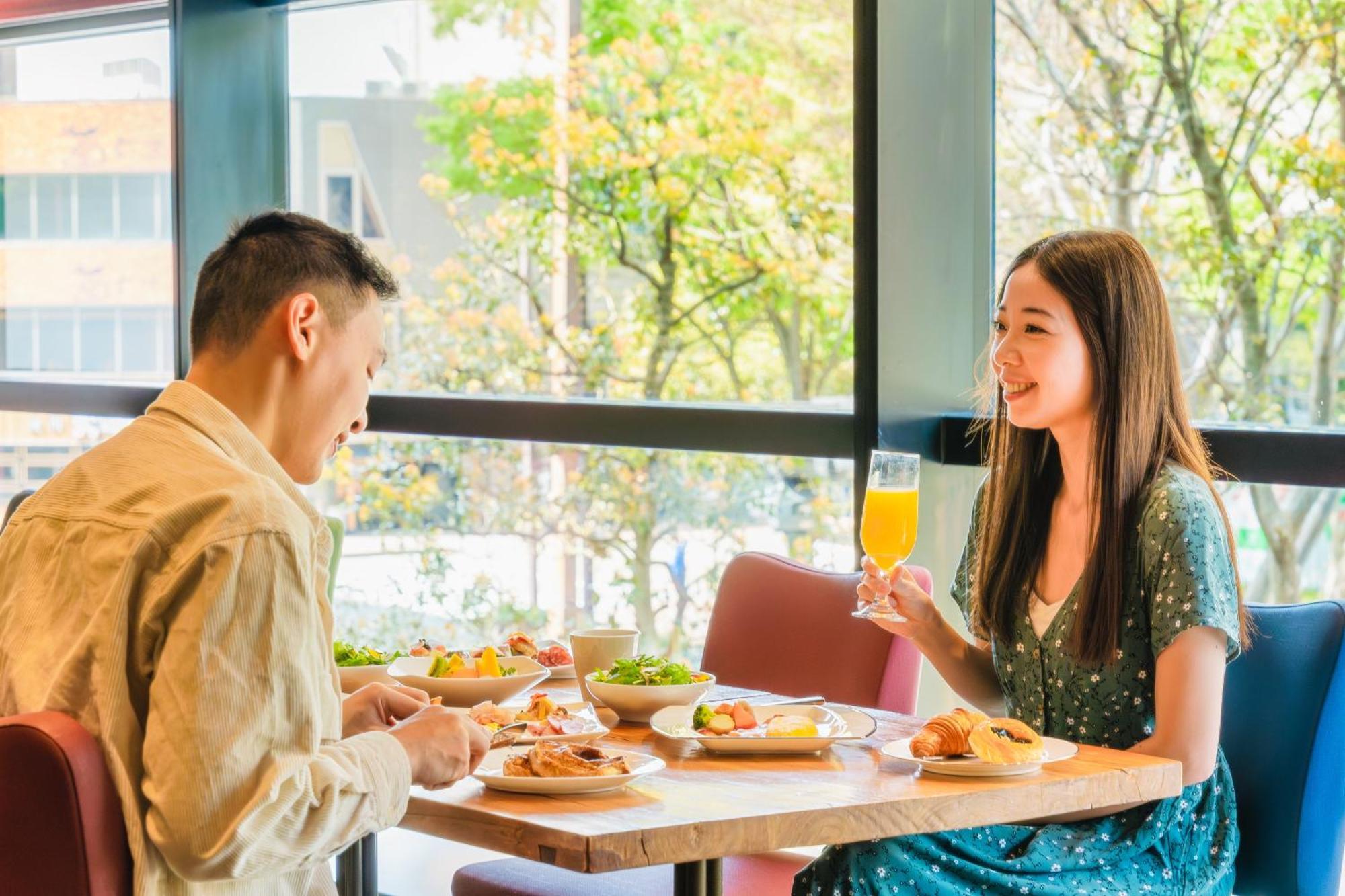 金泽日航酒店 外观 照片 A couple eating at a restaurant