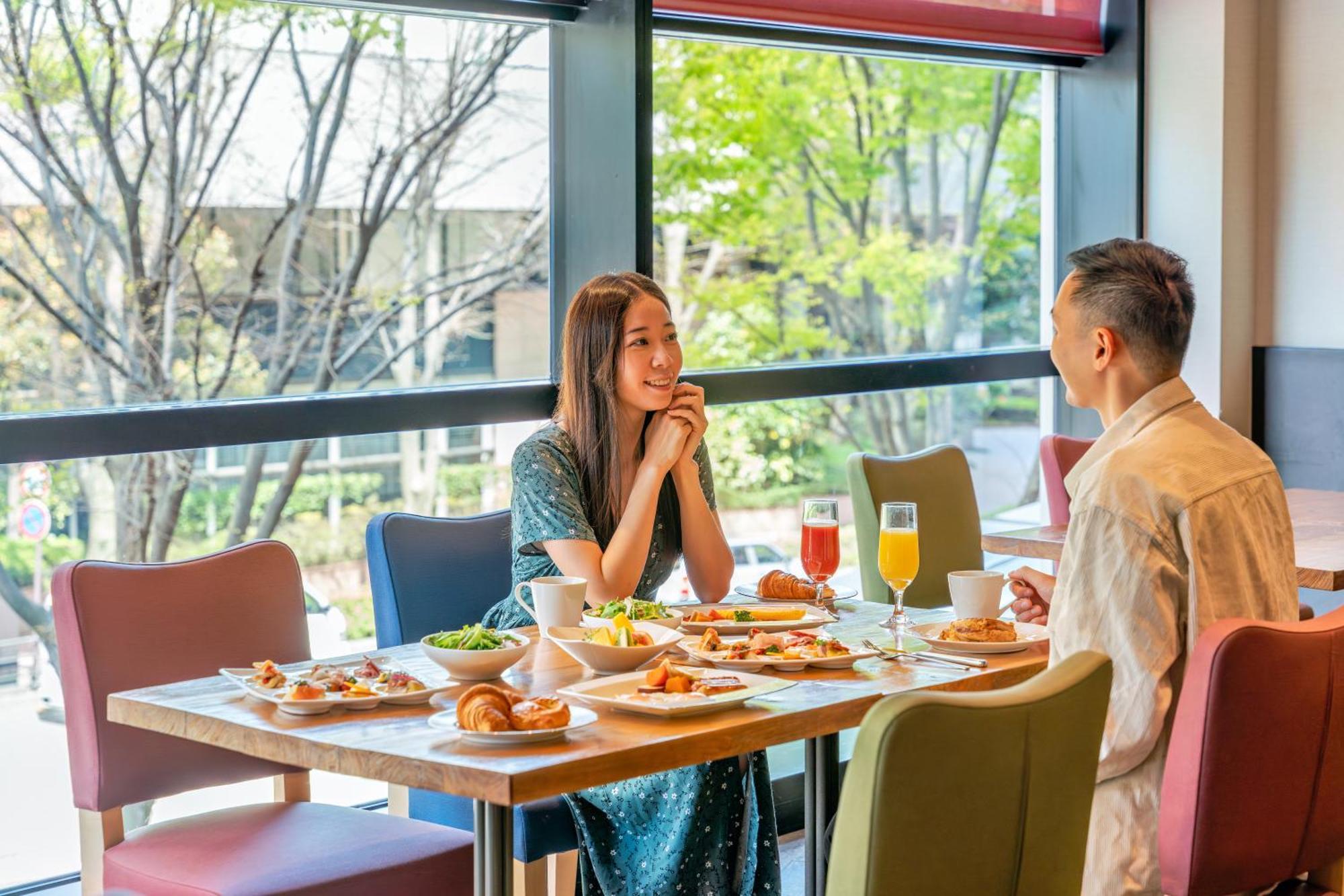 金泽日航酒店 外观 照片 A couple dining at a restaurant