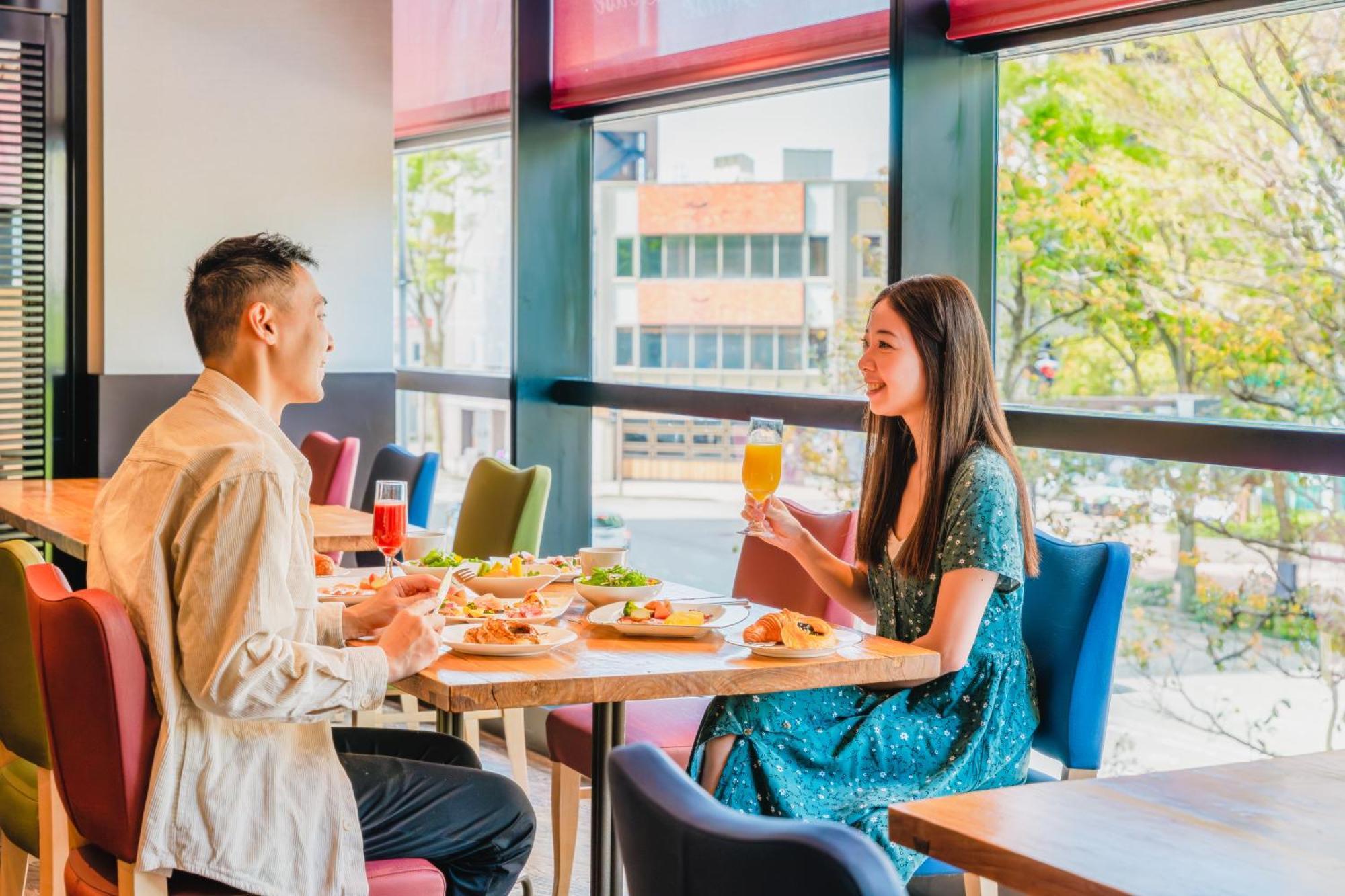 金泽日航酒店 外观 照片 A couple dining at a restaurant